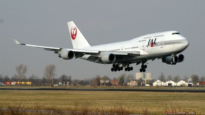 Japonské aerolinie Japan Airlines kvůli drahé ropě více prodělaly. Za poslední tři měsíce loňského roku prodělaly bezmála sto milionů dolarů.