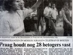 První velká demonstrace po dvaceti letech v Praze. 21. srpna 1988. Petr Placák s vlajkou v dánských novinách