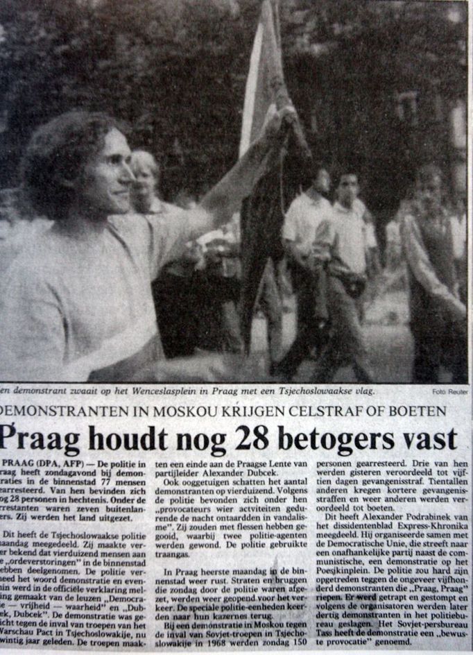 První velká demonstrace po dvaceti letech v Praze. 21. srpna 1988. Petr Placák s vlajkou v dánských novinách