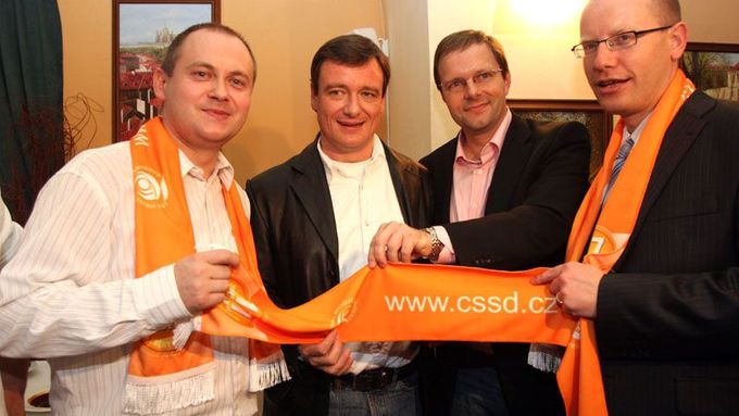 Michal Hašek, David Rath a Bohuslav Sobotka společně při krajských volbách v roce 2008, teď stojí proti sobě