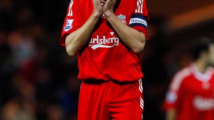 Kapitán Liverpoolu Steven Gerrard se sice proti Evertonu krásně trefil, ale do čela Premier League to jeho týmu nakonec nepomohlo.