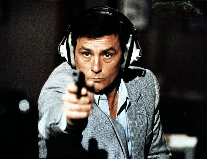 Alain Delon ve filmu Kdo nastaví kůži z roku 1981.