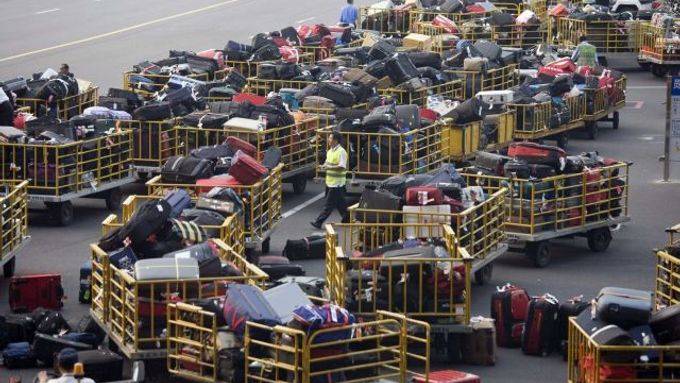 Pekingské letiště dnes zažívá nápor pasažérů i zavazadel.