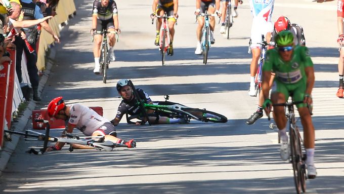 Mark Cavendish údajně před střetem se Saganem přejel přes kanál na kraji silnice a ztratil balanc.