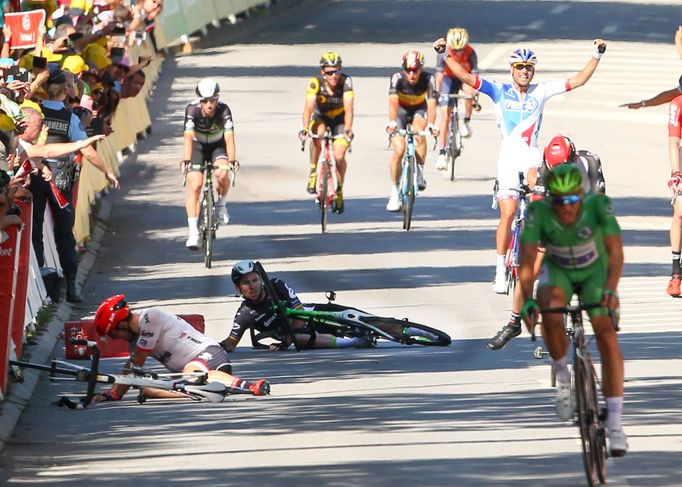 Tour de France, 4. etapa: Pád Marka Cavendishe po té, co ho srazil loktem Peter Sagan.