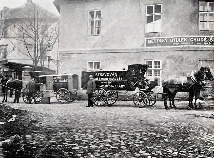 Stravování chudé školní mládeže komitétem dobročinných dam za pomoci obce pražské. Český svět, roč. 1905, s. 302