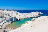 Třetí místo patří Evropě. Sarakiniko Beach na řeckém ostrově Milos připomíná měsíční krajinu díky bílým skaliskům, která kontrastují s tyrkysovým mořem.