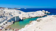 Třetí místo patří Evropě. Sarakiniko Beach na řeckém ostrově Milos připomíná měsíční krajinu díky bílým skaliskům, která kontrastují s tyrkysovým mořem.