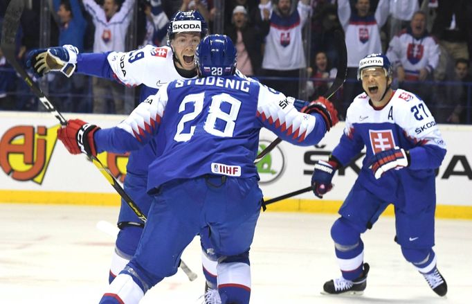 Matúš Sukeľ (vlevo), Marián Studenič a Ladislav Nagy v utkání proti USA.