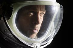 Recenze: Brad Pitt v hypnotickém sci-fi Ad Astra mluví o emocích bez emocí