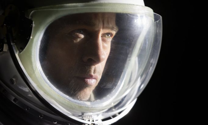 Brad Pitt hraje astronauta Roye McBridea.