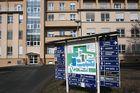 Policie pátrá v karlovarských nemocnicích po korupci