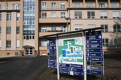 Policie pátrá v karlovarských nemocnicích po korupci