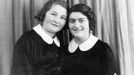 Renia Spiegel (vpravo) se sestřenicí Lilou, polovina 30. let.