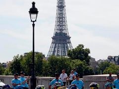 Eiffelova věž byla v úterý evakuována. Žádnou bombu ale policisté nenašli.