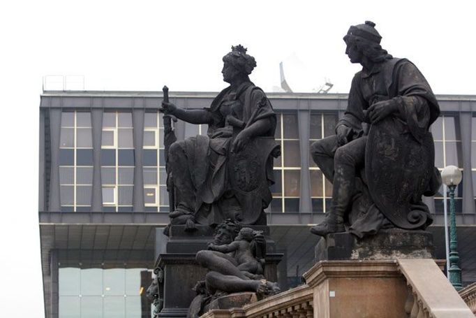 Budovu bývalého Federálního shromáždění bude využívat Národní muzeum. Dnes budovu oficiálně převzalo. Muzeum zamýšlí spojit obě budovy tunelem.