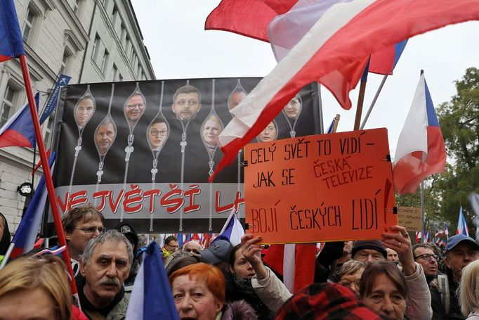 Účastníci protivládní demonstrace směřující k budově České televize.