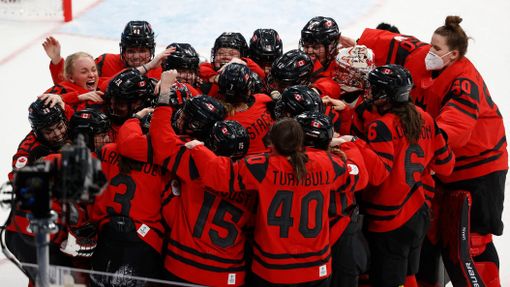 Hokejistky Kanady slaví zlato.