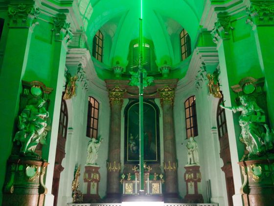 Světelná instalace v chrámu Nalezení sv. Kříže v Litomyšli. Ze středu kupole visí Sloup s odraznou plochou, doplněný je stolem Páně a Světelným křížem.