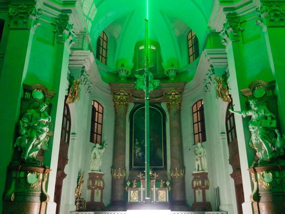 Světelná instalace v chrámu Nalezení sv. Kříže v Litomyšli. Ze středu kupole visí Sloup s odraznou plochou, doplněný je stolem Páně a Světelným křížem.