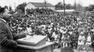 Martin Luther King při projevu na fotbalovém hřišti Tomlinsonovy střední školy v Kingstree v USA v květnu 1966.