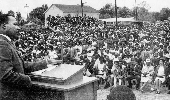 Martin Luther King při projevu na fotbalovém hřišti Tomlinsonovy střední školy v Kingstree v USA v květnu 1966.