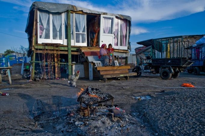 16 Titulek: Albanian gypsies face poverty in Greece Popis: October 22, 2011, Athens, Greece: October 22, 2011 -Athens, Greece: Gypsy child and grandmother stand at the wooden stairs of their squater in front of garbage fire. 800 Albanian gypsies live under extreme unhealthy conditions since 2000 in a township on an occupied, private property, only three km below Acropolis. Greek authorities cannot relocate the gypsies to another legal land with access to clean water, sanitary and electricity, due to financial crisis. (Maro Kouri / Polaris). In October 2013, an unidentified girl, called "Maria," was found in a Greek gypsy camp and could be related to missing child cases. Over 8,000 calls about the girl from all over the world including the U.S. and Canada have been received inquiring about the child. The blond girl, approximately age 4, was found in a Roma gypsy settlement in central Greece. DNA tests proved that she was not related to the 39-year-old man and 40-year-old woman who claimed to be her parents.