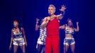 Zpěvák Robbie Williams během svého nedělního koncertu v pražské O2 areně.