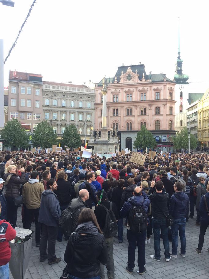 Na brněnské náměstí Svobody, kde se také konala demonstrace proti Andreji Babišovi dorazilo podle policie přes 2 tisíce lidí.