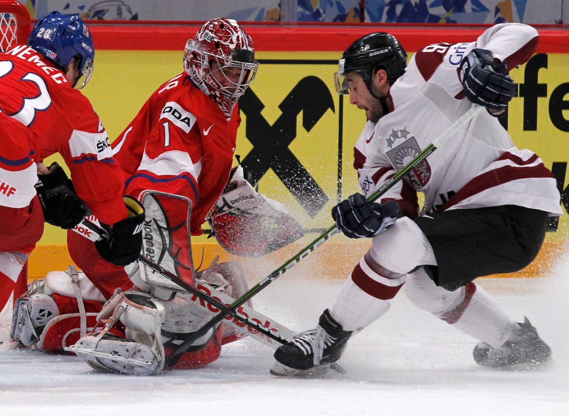 Jass útočí na Kováře v utkání Česko - Lotyšsko