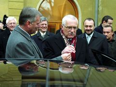 Před vánoci v roce 2003 předal klíčky od limuzíny Václavu Klausovi osobně šéf mladoboleslavské automobilky Vratislav Kulhánek.