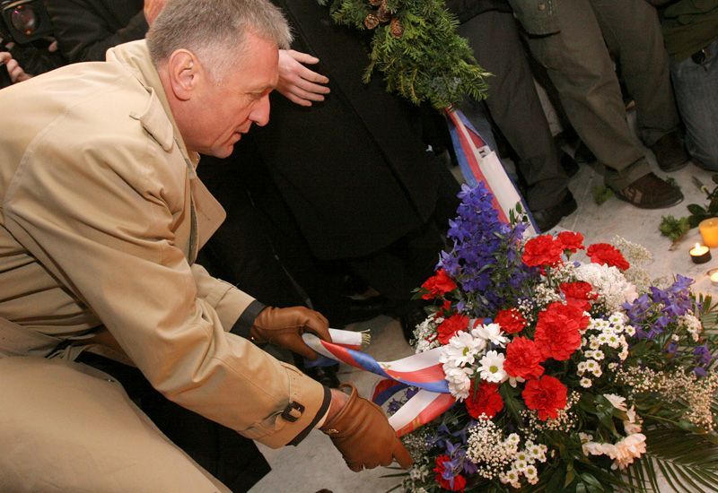 Premiér Mirek Topolánek pokládá věnec u památníku 17.listopadu