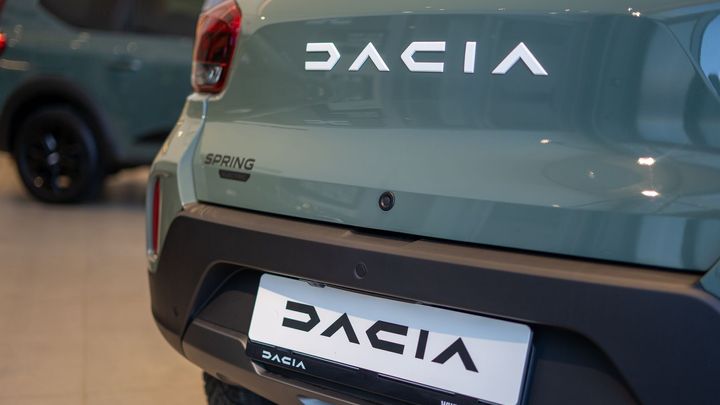 Zelená, kam se podíváš. Navštívili jsme nový showroom Dacie; Zdroj foto: Dacia
