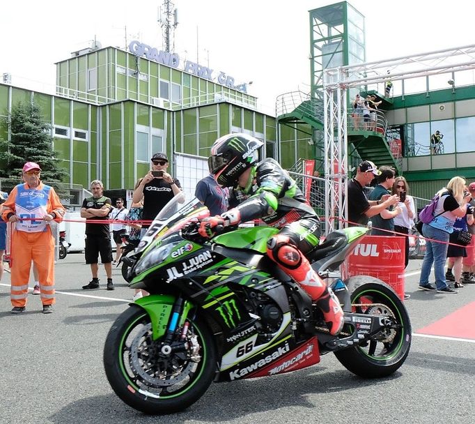 Tom Sykes v závodě MS superbiků v Brně 2018