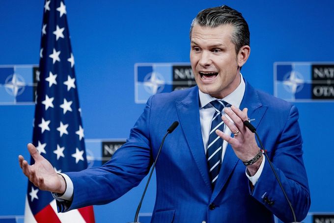 Pete Hegseth, ministr obrany USA, na tiskové konferenci v sídle NATO.