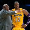 Basketbalista Los Angeles Lakers Dwight Howard poslouchá instrukce trenéra Mika Browna v utkání NBA 2012/13 proti Dallasu Maverics.
