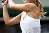 Ruská tenistka Maria Šarapovová ve svém úvodním zápase letošního Wimbledonu proti Francouzce Foretzové.