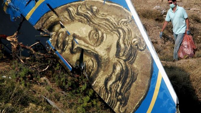 Muž sbírá důkazy u vraku letadla kyperské společnosti Helios, které se zřítilo v srpnu 2005 nedaleko Athén. Všech 121 lidí na palubě zemřelo.