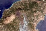 Požár se rozhořel na začátku týdne také v centrální části ostrova Rhodos a vlivem neustálého větru se rozšířil k jihovýchodnímu pobřeží, kde leží několik turistických letovisek.