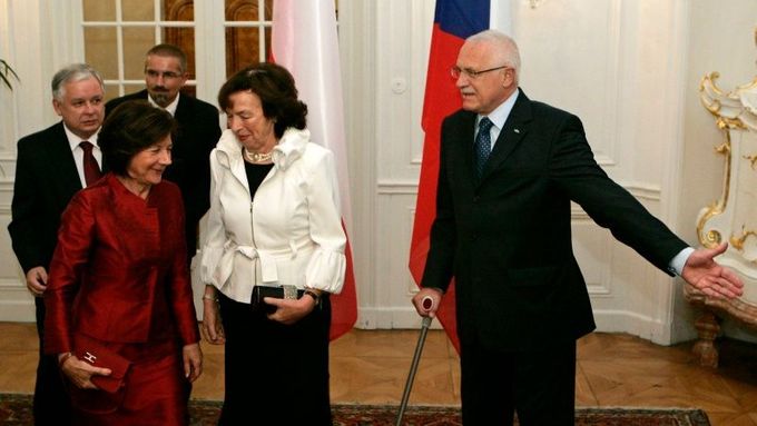 Prezident Václav Klaus s manželkou Livií a polský prezident Lech Kaczynski s ženou Marií.