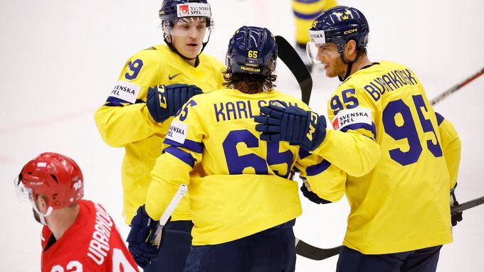 Švédové slaví jednu z branek Erika Karlssona.