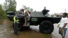 Slidell Police Department Swat members help residents evacuate the Olde Towne area after Hurricane Isaac passed through Slidell, Louisiana, August 30, 2012. REUTERS/Michael Spooneybarger (UNITED STATES - Tags: ENVIRONMENT DISASTER) Published: Srp. 30, 2012, 8:32 odp.