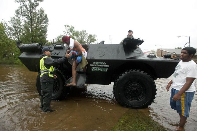 Slidell Police Department Swat members help residents evacuate the Olde Towne area after Hurricane Isaac passed through Slidell, Louisiana, August 30, 2012. REUTERS/Michael Spooneybarger (UNITED STATES - Tags: ENVIRONMENT DISASTER) Published: Srp. 30, 2012, 8:32 odp.