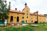 Je mu téměř 500 let, přesto je zřejmě nejmladším pivovarem v Česku. Když se v Lobči na Kokořínsku začalo v 16. století vařit pivo, čekal sen o založení Plzeňského Prazdroje ještě tři století na své uskutečnění.