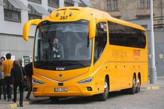 Do žlutých autobusů RegioJet se vrátí stevardky. Test skončil, firma neušetřila
