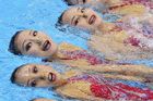 Čínské akvabely soutěží na olympiádě v synchronizovaném plavání družstev.