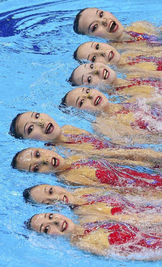 Čínské akvabely soutěží na olympiádě v synchronizovaném plavání družstev.