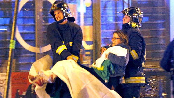 Teror v Bataclanu, strach v ulicích Paříže. Krvavá noc po sobě zanechala 130 mrtvých