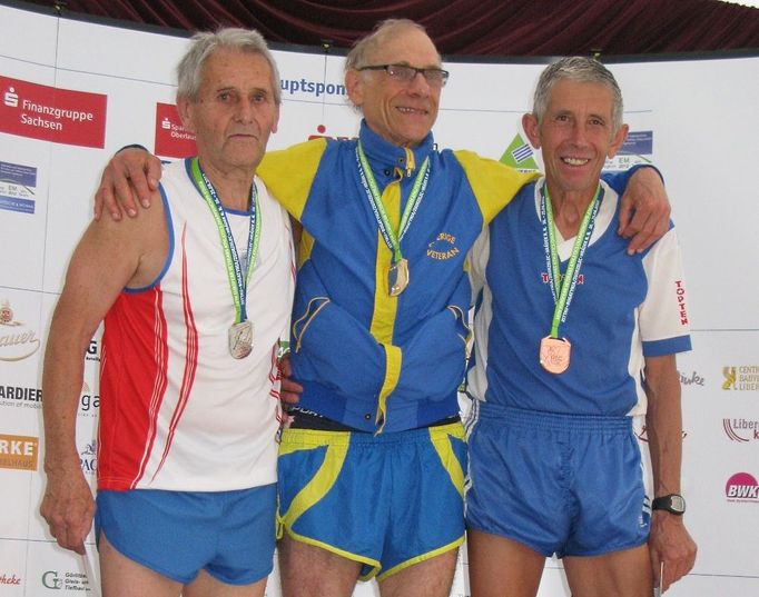 ME 2012: Josef Vonášek (zcela vpravo) s bronzem za skok vysoký. Na stupních vítězů je spolu se zlatým Švédem a stříbrným Rusem.