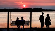 Obrovská oblaka kouře dorazila až do Evropy, upozornila unijní klimatická služba. Typickým projevem je mlhavá obloha a západy slunce v sytě červených a oranžových tónech.
